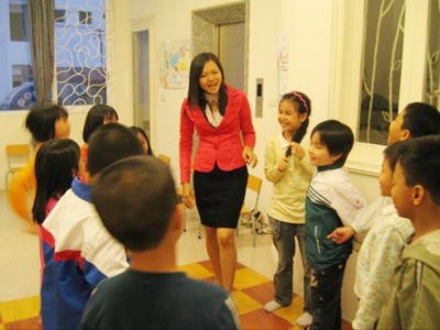 Thúy dạy kỹ năng mềm cho trẻ em Ảnh: Việt Nga