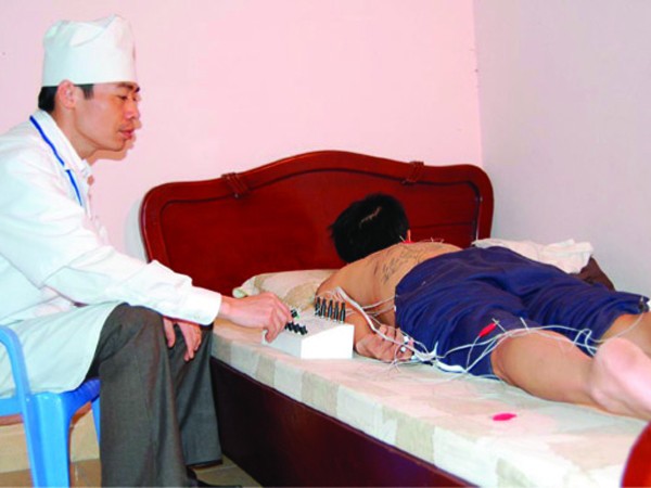 Bác sỹ tại Trung tâm Hồng Phúc điều trị cai nghiện cho bệnh nhân