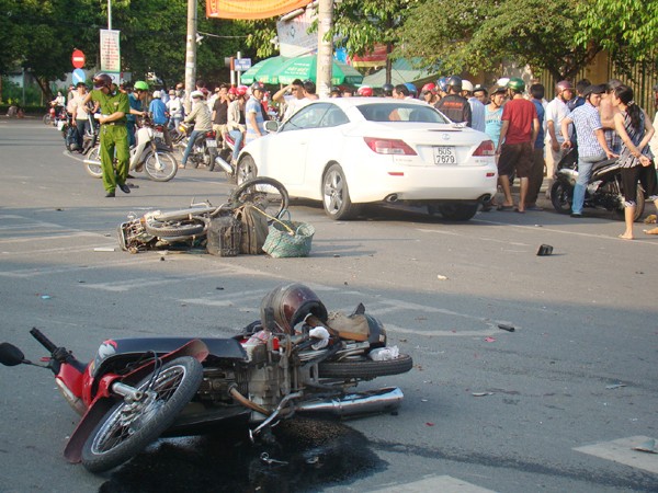 Ô tô Lexus đâm năm xe máy, sáu người bị thương