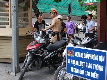 Lực lượng CSGT đội 1 - CATP Hà Nội xử phạt các trường hợp vi phạm giao thông ngày 10-11 tại khu vực ngã tư Phố Huế - Hàng Khay