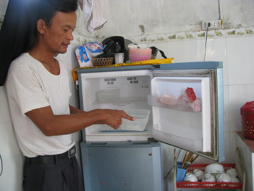 Hiện trường tủ lạnh phát hiện ra mùi thuốc sâu. ảnh: Hoàng Lam