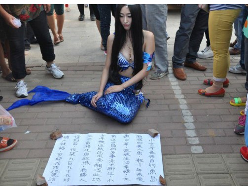 Cô gái tự nhân là nàng tiên cá ở Hà Bắc, Trung Quốc