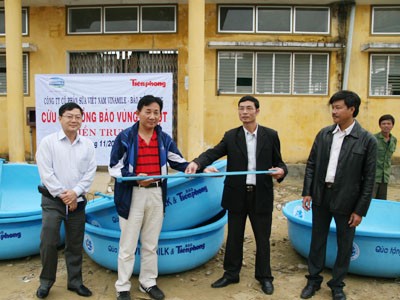 Trao thuyền cứu nạn cho vùng lũ Quảng Bình