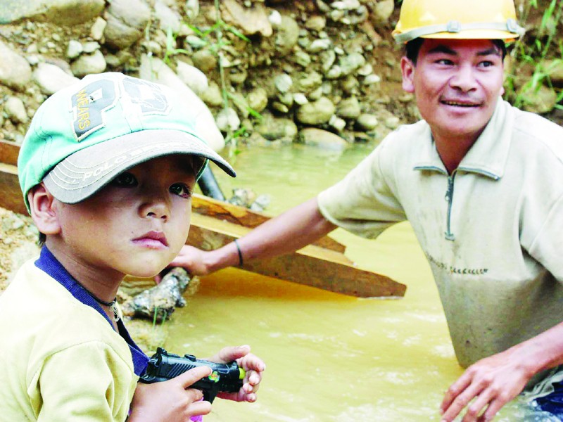 Hồ Văn Phin, con của anh Hồ Văn Phín liệu có trở thành công dân tương lai của bãi vàng