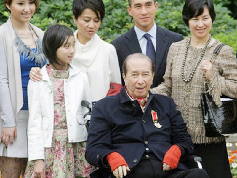 Ở Hồng Kông vào năm ngoái, “vua” sòng bạc Stanley Ho (người ngồi) đã bị chính các con đâm đơn kiện vì tranh chấp tài sản