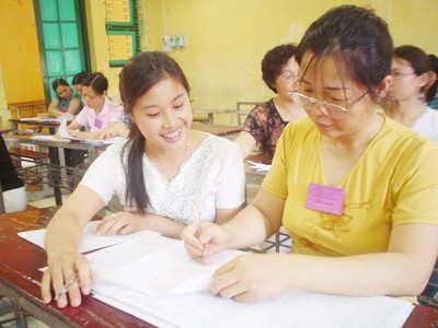 Giáo viên chấm thi tốt nghiệp THPT nhiều lúc phì cười trước bài làm của học sinh Ảnh: Hồ Thu