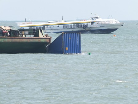 66 container ôtô bị chìm theo tàu bị nạn