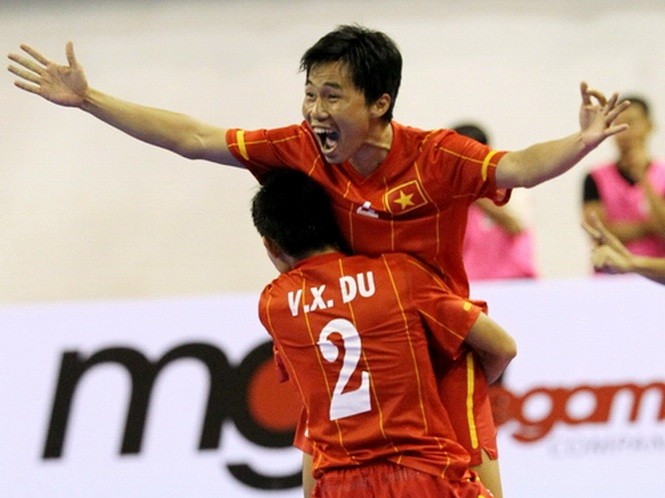 Clip: Futsal Việt Nam hạ ĐKVĐ thế giới Brazil