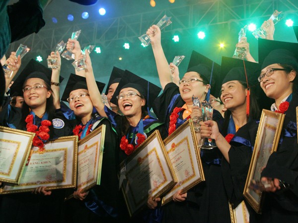 Hà Nội vinh danh 112 thủ khoa tốt nghiệp xuất sắc