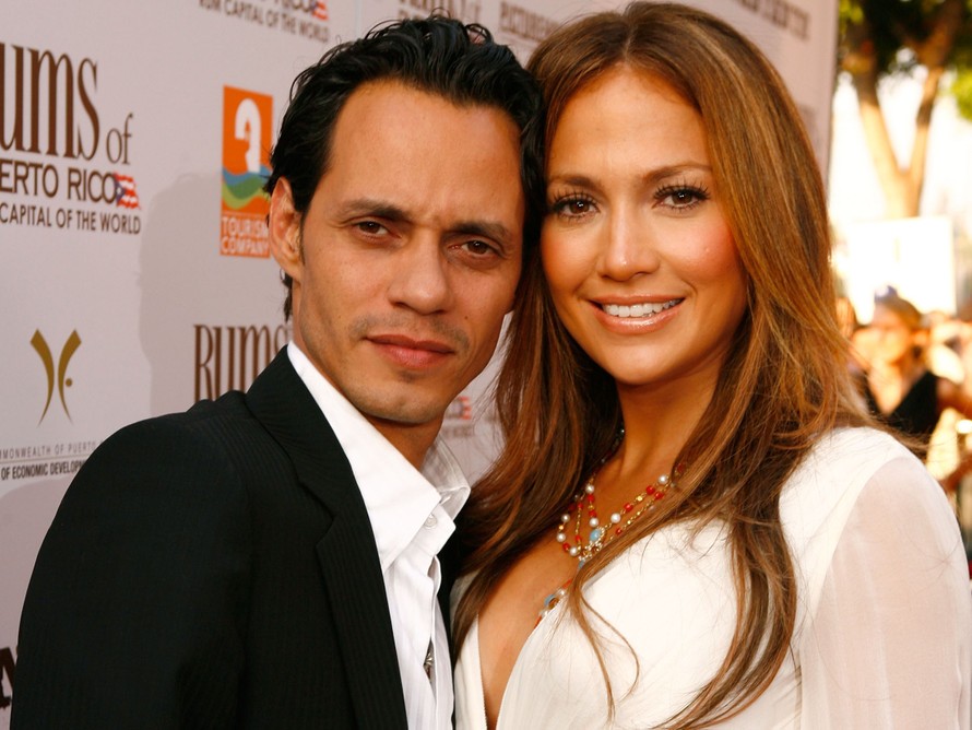 Chồng J.Lo khó chịu vì vợ ăn mặc gợi cảm