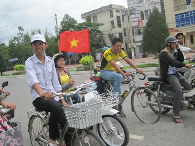 Nguyễn Mạnh Hiển (giữa) tại Cà Mau