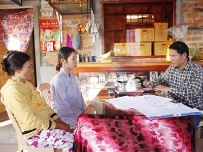 PV Tiền Phong tiếp xúc với hai mẹ con bà Nguyệt tại nhà Ảnh: Nguyễn Thành