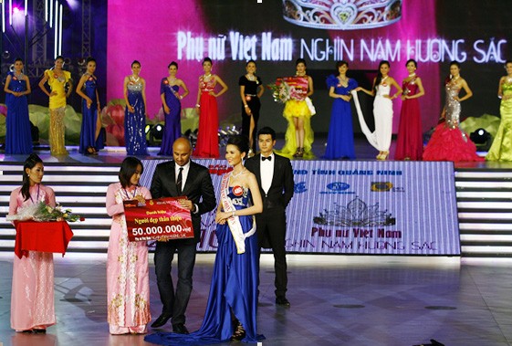 Thời trang NEM trao giải cho 'Người đẹp thân thiện'