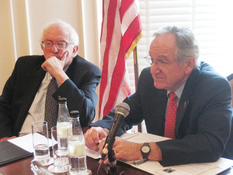 Thượng nghị sĩ Tom Harkin (phải) tại cuộc thảo luận bàn tròn ở Hà Nội chiều 7-7