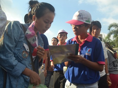 Các tình nguyện viên tiếp sức cho thí sinh rạng sáng 30/6 tại bến xe miền Đông ảnh: Quang Phương