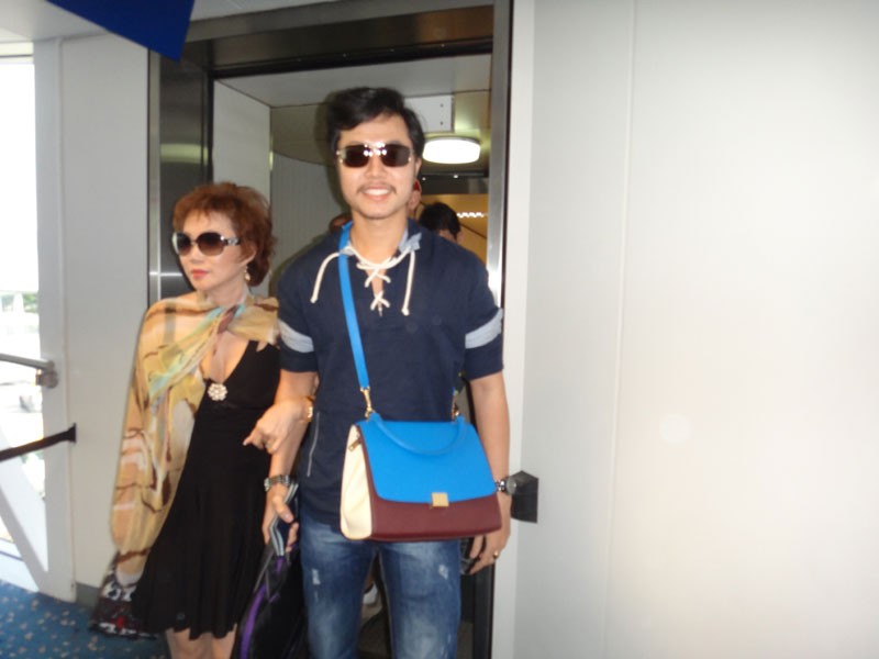 Cặp đôi 'phi công' và 'máy bay U60' lộ ảnh ở Hồng Kông