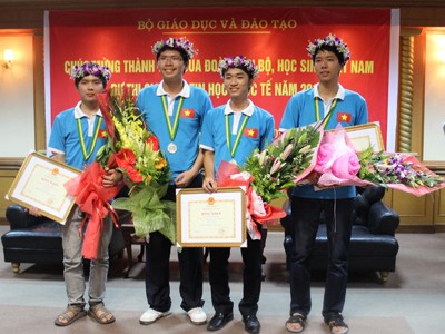 Trao thưởng 4 học sinh VN đoạt giải Olympic tin học quốc tế 2013