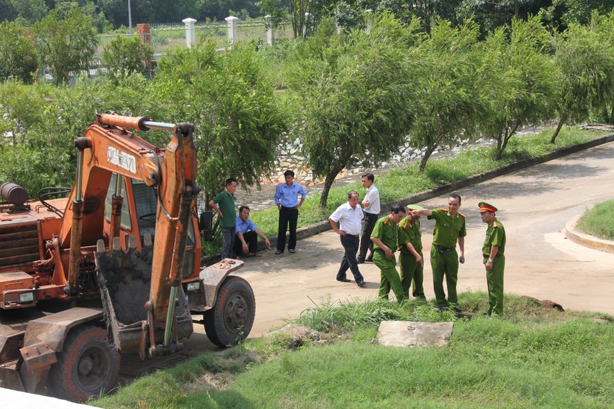 Lực lượng chức năng đào đường cống ngầm của nhà máy xử lý nước thải KCN Long Thành