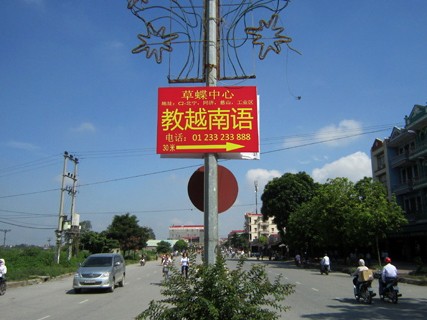 Sát nách Thủ đô: Cả phố rợp biển tiếng Trung Quốc