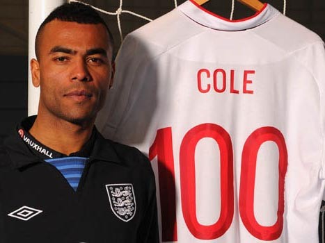Đồng đội mừng Cole mang băng thủ quân tuyển Anh