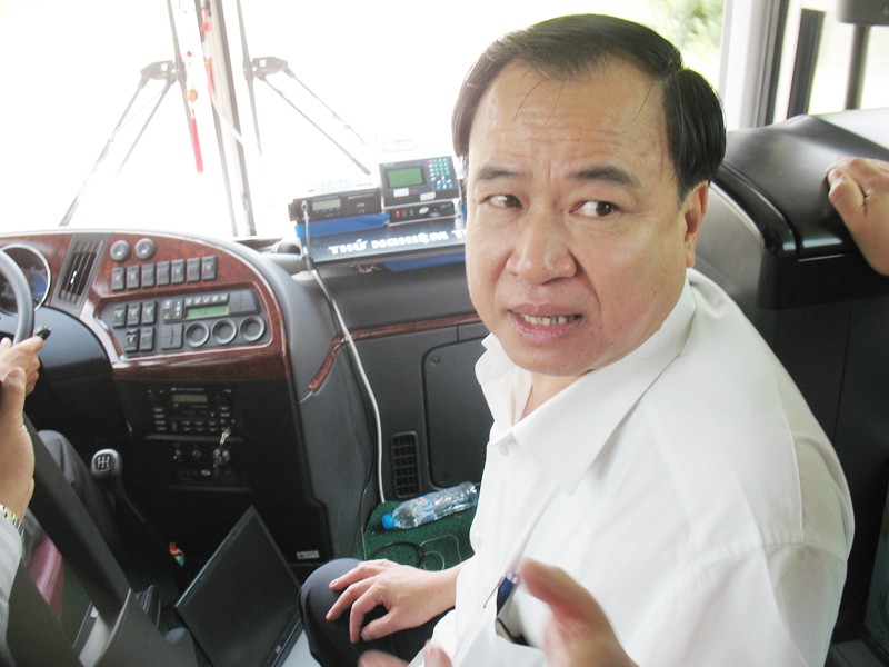 Thứ trưởng GTVT Lê Mạnh Hùng trực tiếp chạy thử nghiệm xe gắn “hộp đen” trước khi áp dụng từ 1-7-2011. Ảnh: Bảo Khánh