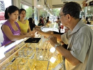 Giao dịch vàng tại trung tâm vàng bạc Bến Thành Tourist. (Ảnh: Mạnh Linh/TTXVN)