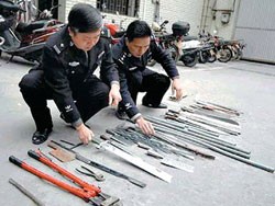 Vũ khí của băng Long Hưng Xã ở Quảng Đông. Ảnh: Xkb.com.cn