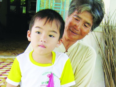 Bà Nguyễn Thị Điệp và đứa cháu 5 tuổi trở về từ Đài Loan. Ảnh: Kiến Giang