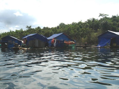 Dập dềnh làng chài hồ thủy điện