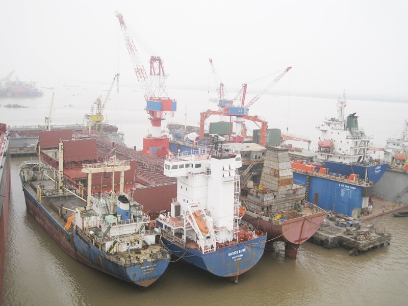 Các tàu hàng vào sửa chữa tại nhà máy đóng tàu Nam Triệu của Vinashin. Ảnh: P.Sưởng