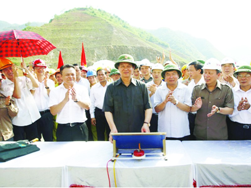 Thủ tướng Nguyễn Tấn Dũng ấn nút phát lệnh đóng cống dẫn dòng để tích nước hồ chứa thủy điện Sơn La