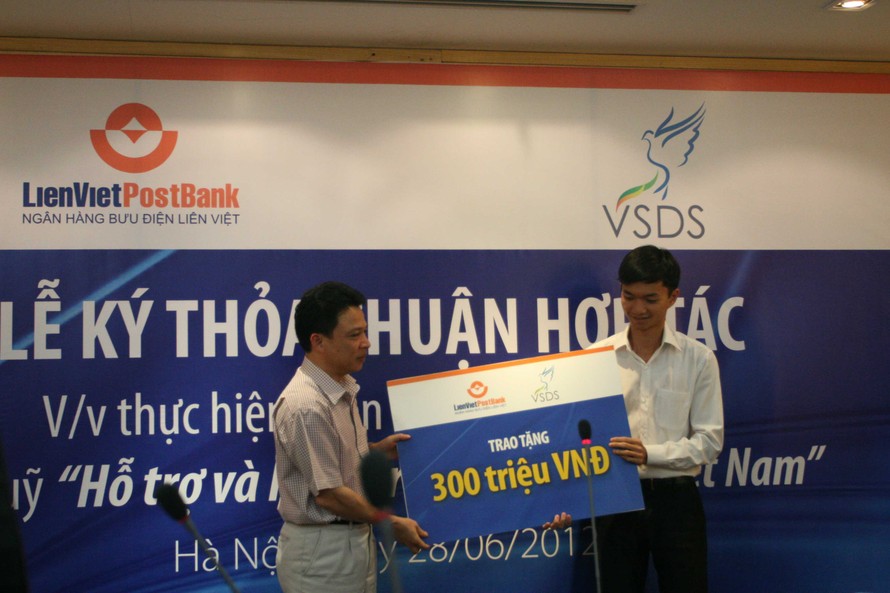 Tặng 300 triệu đồng cho Quỹ hỗ trợ Sinh viên Việt Nam