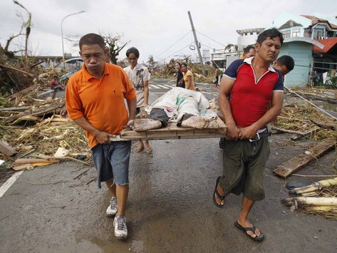 Tường trình kinh hoàng của phóng viên CNN về siêu bão Haiyan