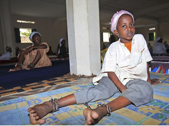 Một em bé bị xích chân ở một trường học tôn giáo thuộc huyện Waxar Ade,phía bắc thủ đô Mogadishu