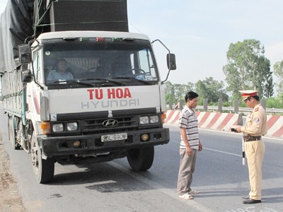 Kiểm tra giấy tờ lái xe trên tuyến quốc lộ 1A, đoạn đi qua tỉnh Hà Nam Ảnh: Đỗ Cường