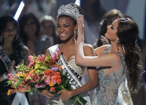 Miss Universe 2011 đáp lời chê bai của ông trùm Hoa hậu