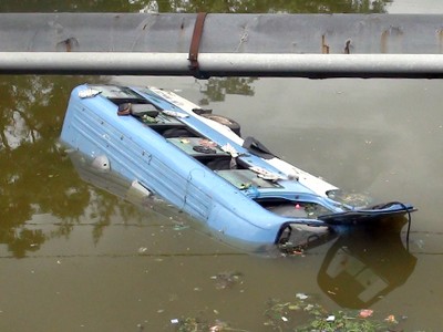 Xe khách lao xuống sông, 31 người gặp nạn