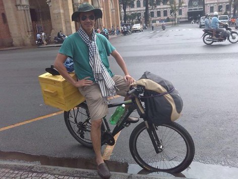 Giám đốc đạp xe xuyên Việt bán chuột dạo