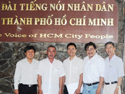 MC Công Vinh (thứ hai từ phải sang) cùng các tài xế. Ảnh: Q.M