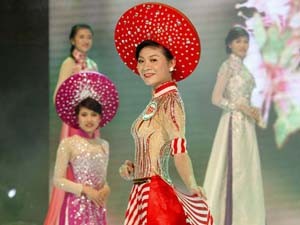 Người đẹp xứ Trà tỏa hương trong trang phục của NTK Việt Phượng