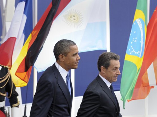 Tổng thống Mỹ Barack Obama (trái) và Tổng thống Pháp Nicholas Sarkozy chuẩn bị dự Hội nghị G-20 kéo dài 2 ngày tại thành phố Cannes. Ảnh: AP