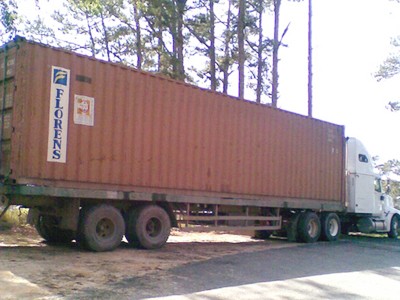 Một xe container chở gỗ bị tạm giữ