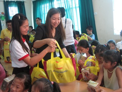 Tặng quà, khám chữa bệnh miễn phí cho học sinh nghèo