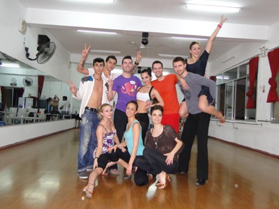 10 vũ công nước ngoài chụp hình chung