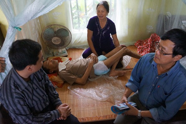 Cựu thanh niên xung phong Nguyễn Văn Phúc trên giường bệnh
