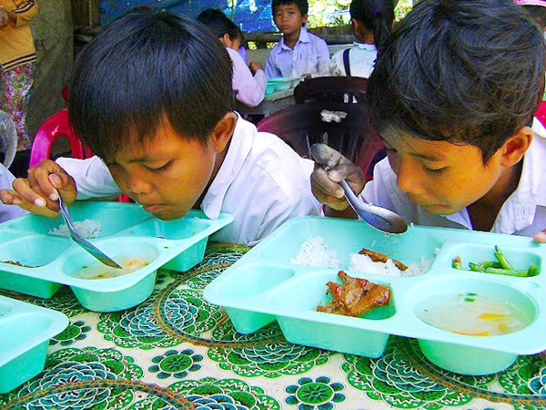 Học sinh nghèo Trường Tiểu học Phương Thạnh A ăn cơm trưa miễn phí. Ảnh: Cao Dương