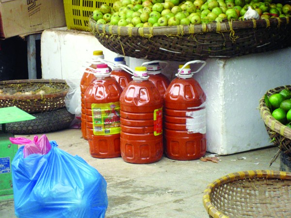 Tương ớt không rõ nguồn gốc được bày bán tại nhiều chợ ở Hà Nội. Ảnh: Nguyễn Hoài