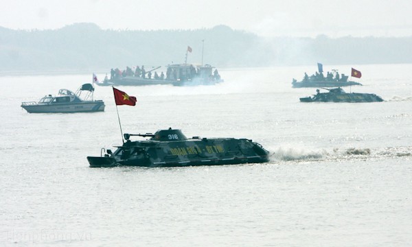Diễn tập chống khủng bố trên sông Hồng