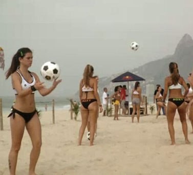 Kiều nữ Brazil chơi bóng bên bãi biển