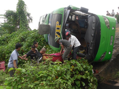 Lật xe khách, 6 người thương vong